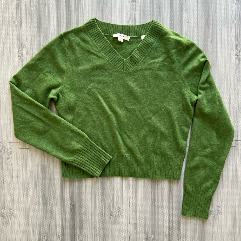 Vince Green V-Neck Women's Sweater M